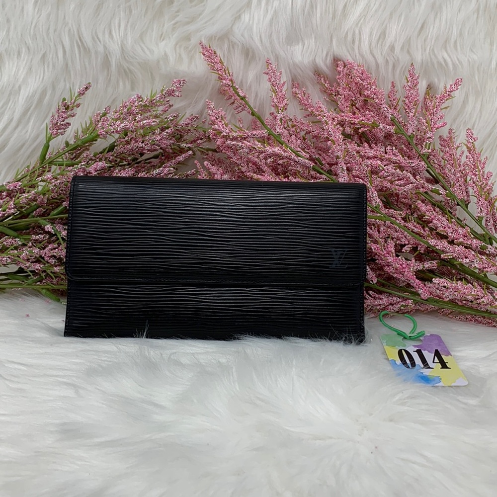 014 Authentic Louis Vuitton Epi Black International Wallet Datecode: CA1914